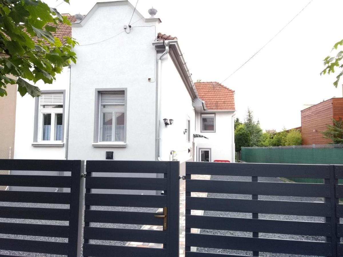 Jade Vendeghaz Apartment Pápa Екстериор снимка